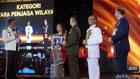 Penerima Soedirman Awards 2023 kategori Tentara Penjaga Wilayah TNI Angkatan Laut diberikan kepada Letda Semuel Wambrauw, Dansub Unit Intel Lanal Banten, Koarmada I. Letda Semuel ikut menggagalkan peredaran 179 kg kokain di Selat Sunda.  