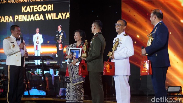 Senyum 'Pahlawan' Penjaga Wilayah NKRI Peraih Soedirman Awards 2023 Penghargaan Soedirman Awards 2023 kategori Tentara Penjaga Wilayah NKRI telah diberikan. Ini dia para prajurit dari tiga matra peraih penghargaan tersebut.