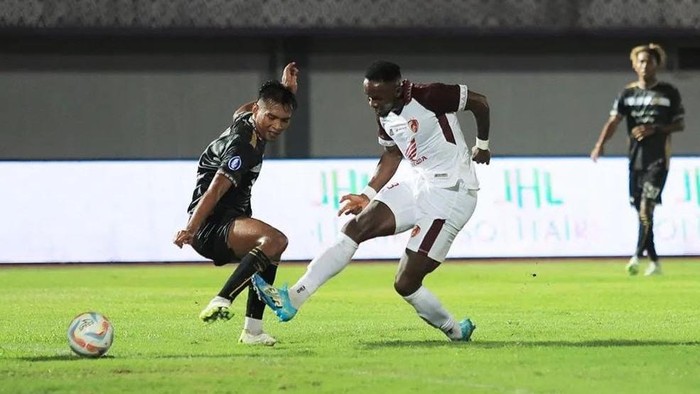 Striker PSM Makassar Victor Mansaray melepaskan tendangan yang mengelabui bek Dewa United dalam laga Liga 1 2023/2024.