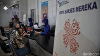 Dengan digitalisasi, masyarakat yang berada di wilayah BRI Kantor Unit Tanah Lemo akan merasakan beberapa kemudahan, salah satunya adalah kemudahan membuka rekening yang kini cukup hanya dengan memindai QR Code.
