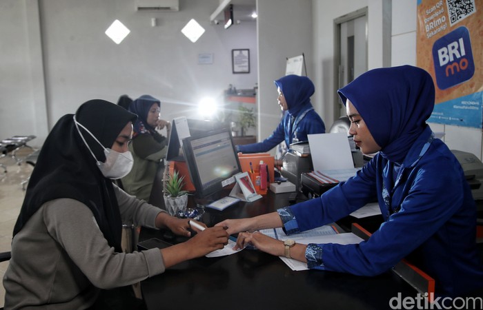 Sejumlah pegawai BRI ( Bank Rakyat Indonesia) melayani nasabah di BRI unit Tanah Lemo, Bulukumba, Sulawesi Selatan, Senin (30/10/2023).