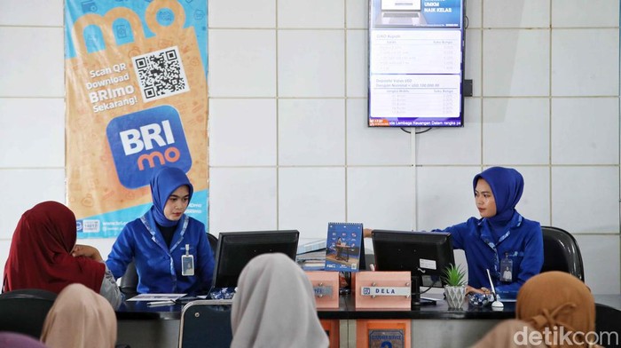 Sejumlah pegawai BRI ( Bank Rakyat Indonesia) melayani nasabah di BRI unit Tanah Lemo, Bulukumba, Sulawesi Selatan, Senin (30/10/2023).