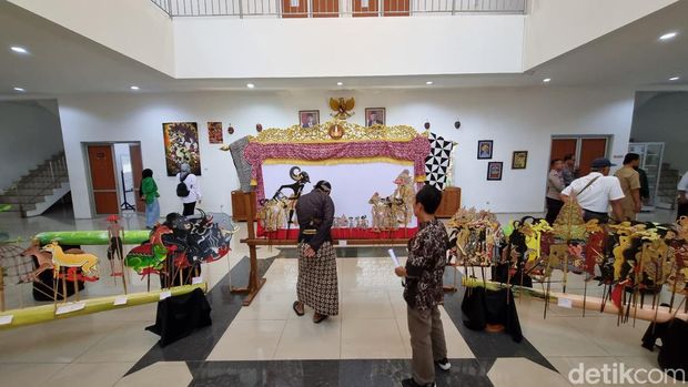 Suasana Pesta Wayang di Akademi Komunitas Negeri (AKN) Seni dan Budaya (Senbud) Jogja, Jalan Parangtritis, Kapanewon Sewon, Kabupaten Bantul, Senin (13/11/2023).