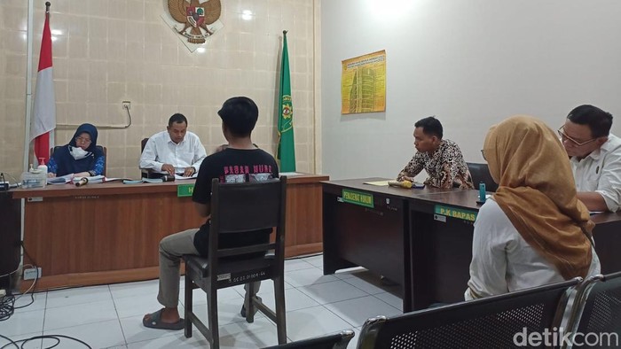 Suasana sidang vonis AL di ruang sidang ramah anak PN Mojokerto