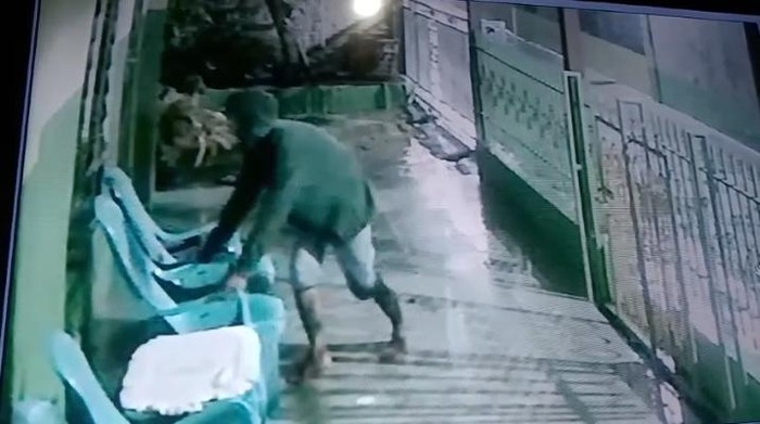 Tangkapan aksi pria tertangkap CCTV maling kursi di rumah kakak UAS. (Istimewa)