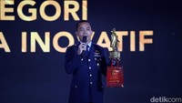 Kabagum Dinas Penelitian dan Pengembangan (Dislitbang) TNI AU Letkol Tek G Siringoringo menerima penghargaan karena membuat inovasi water container bombing untuk memadamkan kebakaran hutan dan lahan (Karhutla).