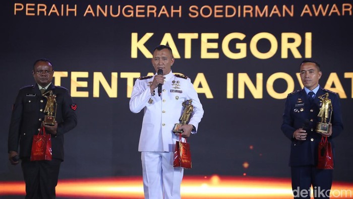 Letkol Tek G Siringoringo, Letkol Laut (P) Ricky Tacomariyanto, dan Koptu Anronikus Tampani menerima Soedirman Awards 2023 kategori Tentara Inovatif. Penyerahan penghargaan dilakukan di Balai Samudera, Kelapa Gading, Jakarta, Senin (13/11/2023).
