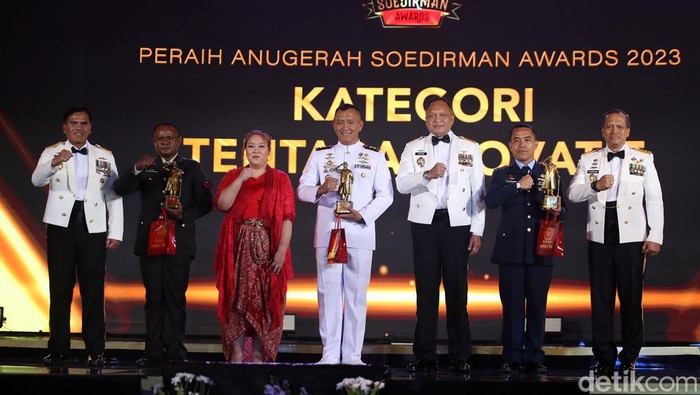 Tentara Inovatif Raih Soedirman Awards 2023 Letkol Tek G Siringoringo, Letkol Laut (P) Ricky Tacomariyanto, dan Koptu Anronikus Tampani menerima Soedirman Awards 2023 kategori Tentara Inovatif. Penyerahan penghargaan dilakukan di Balai Samudera, Kelapa Gading, Jakarta, Senin (13/11/2023).