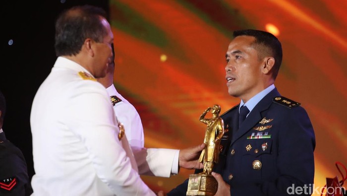Letkol Tek G Siringoringo, Letkol Laut (P) Ricky Tacomariyanto, dan Koptu Anronikus Tampani menerima Soedirman Awards 2023 kategori Tentara Inovatif. Penyerahan penghargaan dilakukan di Balai Samudera, Kelapa Gading, Jakarta, Senin (13/11/2023).