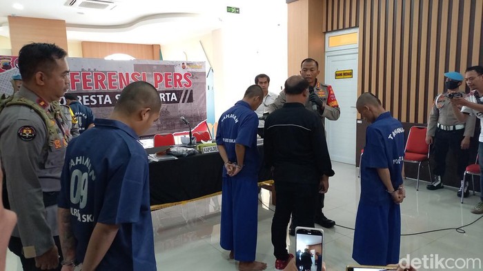 Tiga komplotan pencopet saat melakukan reka adegan aksinya di Mapolresta Solo, Senin (13/11/2023).