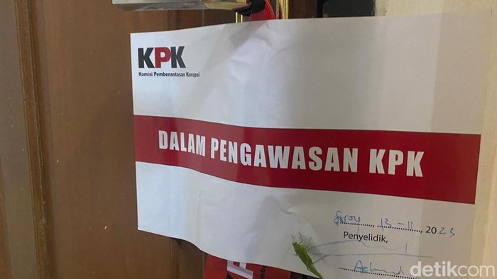 Tiga ruangan di BPKAD Kantor Bupati Sorong disegel KPK. Juhra Nasir/detikcom