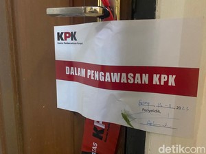KPK Segel Ruang Kerja Kepala-Sekretaris BPKAD Saat OTT Pj Bupati Sorong