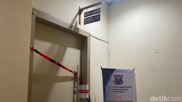 Tiga ruangan di BPKAD Kantor Bupati Sorong disegel KPK. Juhra Nasir/detikcom