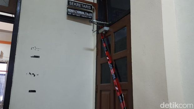 Tiga ruangan di BPKAD Kantor Bupati Sorong disegel KPK. Juhra Nasir/detikcom