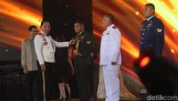 Selanjutnya, Penerima Soedirman Awards 2023 kategori Tentara Berdedikasi TNI AD telah diumumkan. Sertu Fadli Canu (kiri) yang menjabat sebagai Bamonranum-2 Ton 1 Detasemen Peralatan (Denpal) 2 Divisi Infanteri (Divif) 2 Kostrad terpilih menerima penghargaan ini.