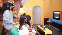 Pengunjung sedang menikmati FOXS Time Capsule Experience Zone yang baru saja dibuka di Laguna Atrium, Central Park, Jakarta pada Jumat (10/11). Acara perayaan  jelang usia FOXS 40 tahun di Indonesia ini berlangsung hingga 19 November 2023.
