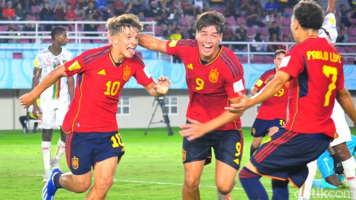 Selebrasi Juan Hernandez usai menjebol gawang Mali.