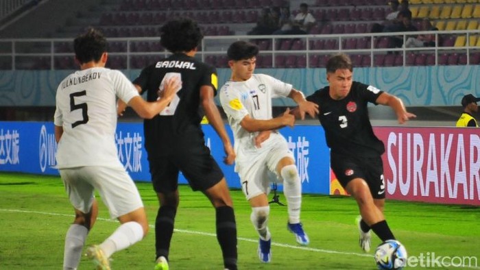 Timnas Uzbekistan melawan timnas Kanada dalam lanjutan laga grup B Piala Dunia U17 Indonesia U23 di stadion Manahan Solo, Senin (13/11/2023).