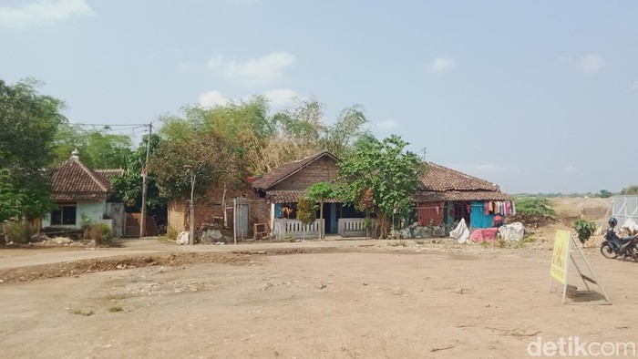Tiga rumah warga Dusun Pasekan, Desa Ngabeyan, Kecamatan Karanganom yang terdampak Tol Jogja-Solo, Senin (13/11/2023).
