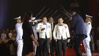 Ketiganya langsung disambut tradisi pedang pora saat memasuki lokasi acara.