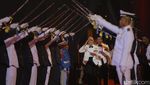 Tradisi Pedang Pora Sambut Kedatangan CT-Kapolri di Soedirman Awards 2023