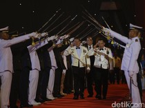 Tradisi Pedang Pora Sambut Kedatangan CT-Kapolri di Soedirman Awards 2023