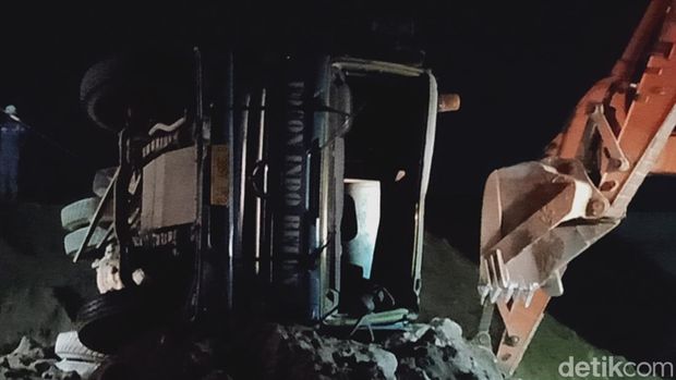 Evakuasi truk molen beton proyek tol Jogja-Solo di Desa Brangkal, Kecamatan Karanganom, Klaten.