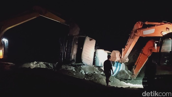 Evakuasi truk molen beton proyek tol Jogja-Solo di Desa Brangkal, Kecamatan Karanganom, Klaten.