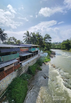 Lagi di Lebak, Kunjungilah Hulu Sungai Cidurian yang Begitu Asri Ini