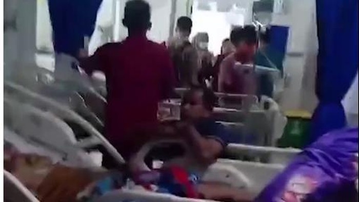 Video viral keributan di RS M Djamil Padang gegara pasien meninggal diduga karena diabaikan pasien. (Istimewa)