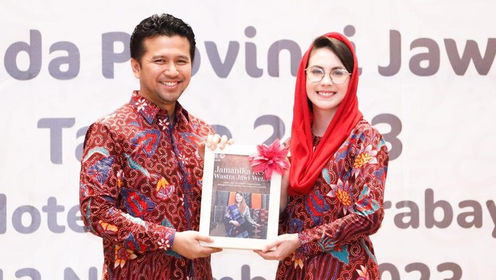 Wagub Jatim Emil Dardak dan Ketua Dekranasda Jatim Arumi Bachsin.