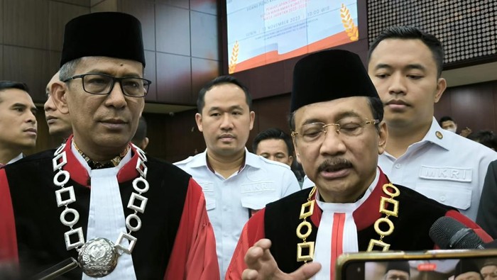 Wakil Ketua MK Saldi Isra dan Ketua MK Suhartoyo (Adrial/detikcom)
