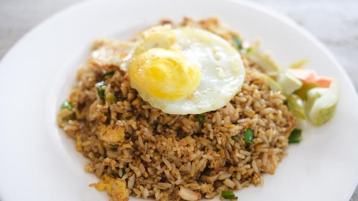 Wanita kasih catatan panjang ke penjual nasi goreng