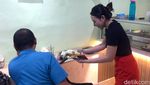 Potret Warung Penyetan Cece yang Bikin Pengunjung Sering Gagal Fokus