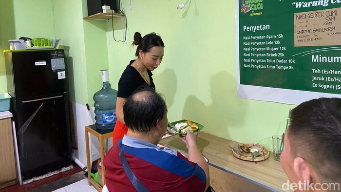 Warung Penyetan Cece di Surabaya yang sering bikin pengunjung gagal fokus. Warung Penyetan Cece di Surabaya yang sering bikin pengunjung gagal fokus.