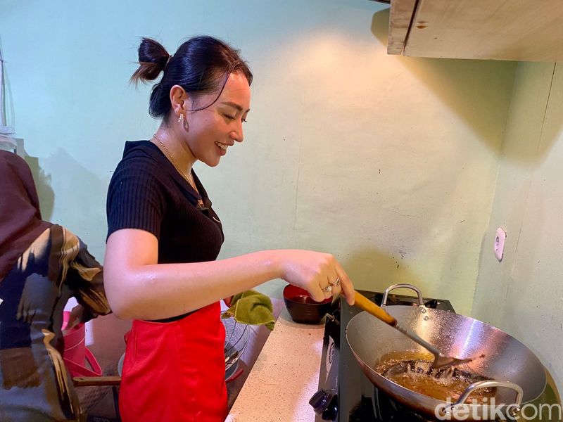 Warung Penyetan Cece di Surabaya yang sering bikin pengunjung gagal fokus.