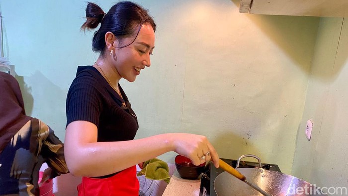Warung Penyetan Cece di Surabaya yang sering bikin pengunjung gagal fokus.