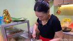Potret Cece Donna, Penjual Sambal Penyetan Cantik di Surabaya
