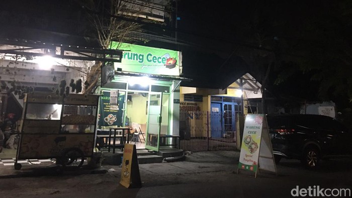 Warung Penyetan Cece di Surabaya yang sering bikin pengunjung gagal fokus. Warung Penyetan Cece di Surabaya yang sering bikin pengunjung gagal fokus.