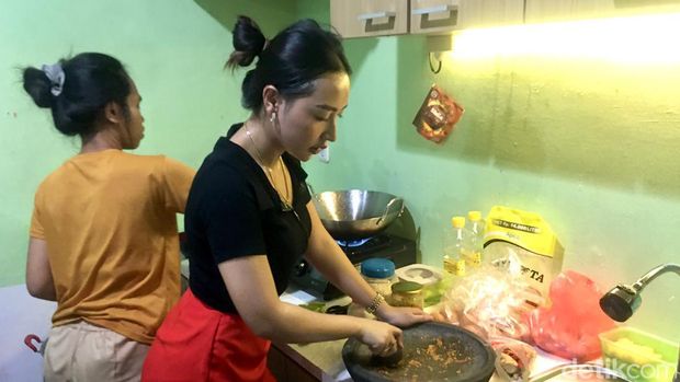 Warung Penyetan Cece di Surabaya yang sering bikin pengunjung gagal fokus.