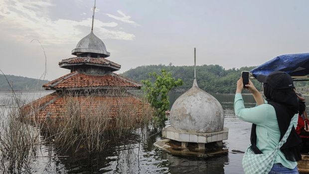 Pengunjung menaiki perahu getek menuju kampung nan tenggelam di Kampung Sinday, Lebak, Banten, Minggu (12/11/2023). Wisatawan bisa mengunjungi kampung tenggelam nan dijadikan Bendungan Karian tersebut menggunakan perahu dengan ongkos Rp20 ribu per orang. ANTARA FOTO/Muhammad Bagus Khoirunas/aww.
