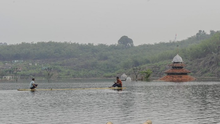 Pengunjung menaiki perahu getek menuju kampung yang tenggelam di Kampung Sinday, Lebak, Banten, Minggu (12/11/2023). Wisatawan bisa mengunjungi kampung tenggelam yang dijadikan Bendungan Karian tersebut menggunakan perahu dengan ongkos Rp20 ribu per orang. ANTARA FOTO/Muhammad Bagus Khoirunas/aww.