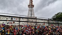 Gembok cinta di bawah Namsan Tower.