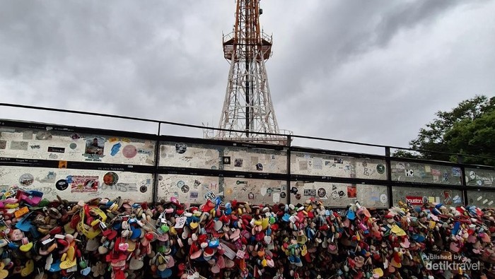 Gembok cinta di bawah Namsan Tower