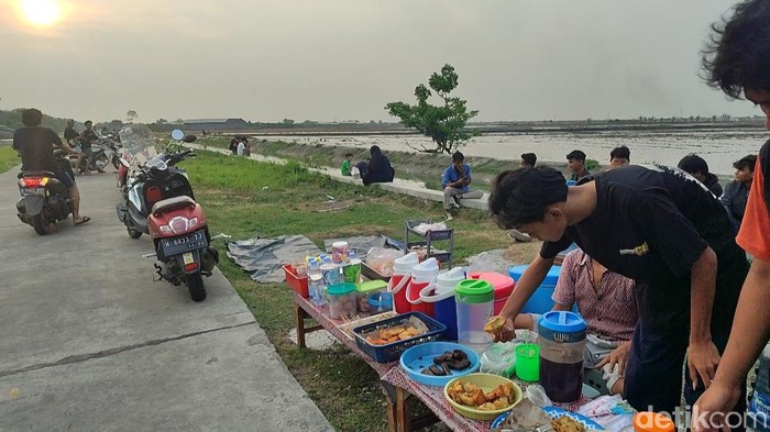 Tempat nyore pinggir sungai dan sawah dekat jalan Pantura Semarang Demak, Desa Mranak, Wonosalam jadi jujukan pemuda, Senin (13/11/2023).