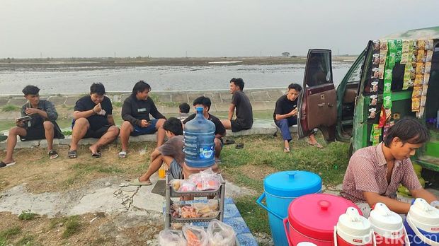 Tempat nyore pinggir sungai dan sawah dekat jalan Pantura Semarang Demak, Desa Mranak, Wonosalam jadi jujukan pemuda, Senin (13/11/2023).