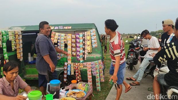 Tempat nyore pinggir sungai dan sawah dekat jalan Pantura Semarang Demak, Desa Mranak, Wonosalam jadi jujukan pemuda, Senin (13/11/2023).