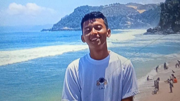 Wisatawan hilang tersapu ombak di Pantai Sanggar Tulungagung.