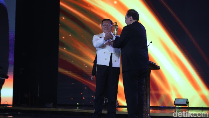 Yudo Margono Raih Penghargaan Inisiator Soedirman Awards Yudo Margono Raih Penghargaan Inisiator Soedirman Awards