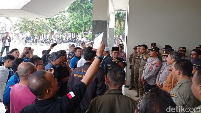 Aksi demonstrasi buruh di kantor DPRD Kota Tasikmalaya.